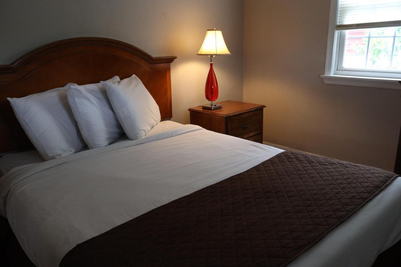 The Burgundy And Motel 2*