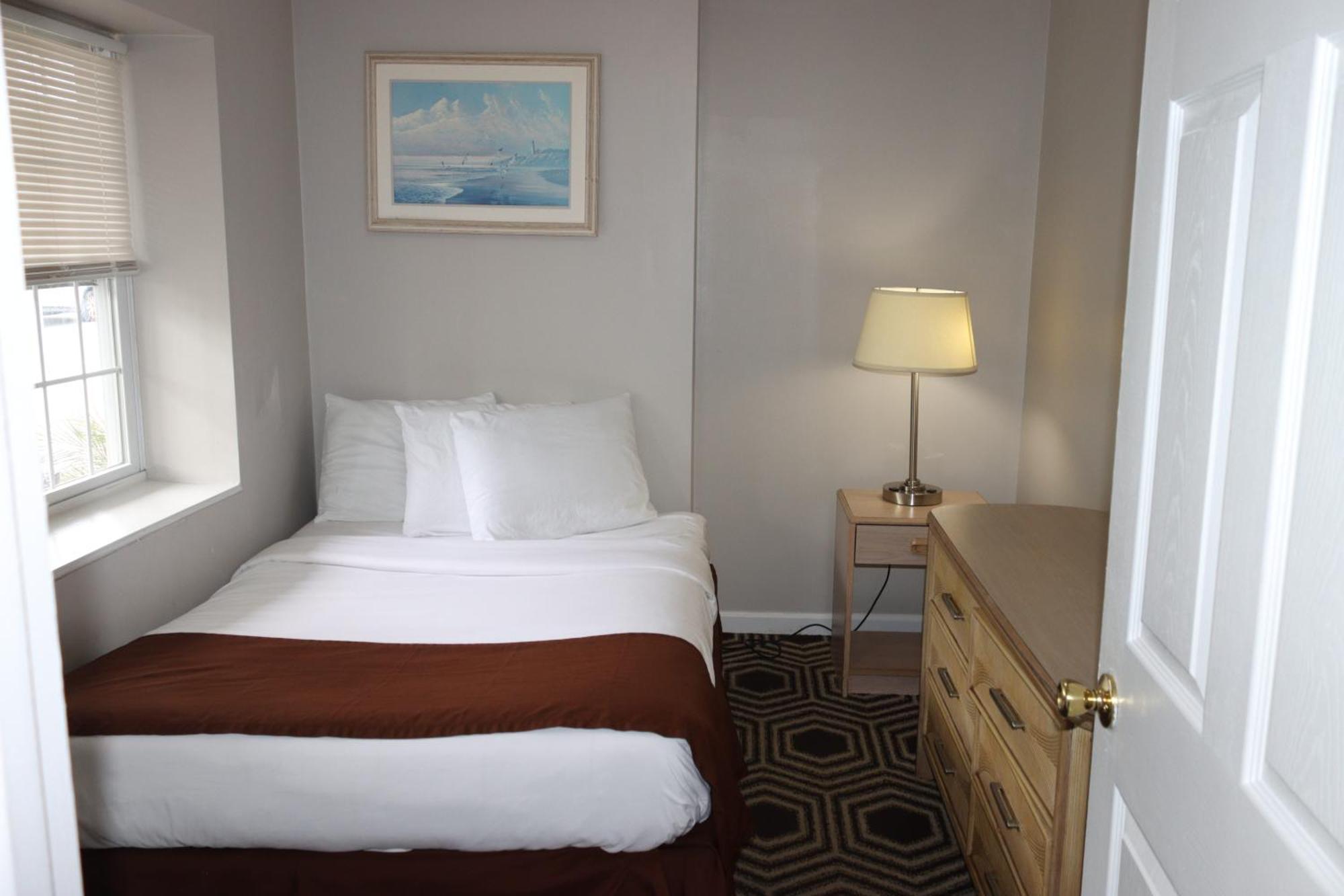 The Burgundy And Motel 2*