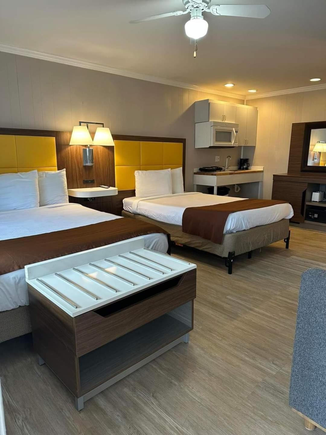 The Burgundy And Motel 2*