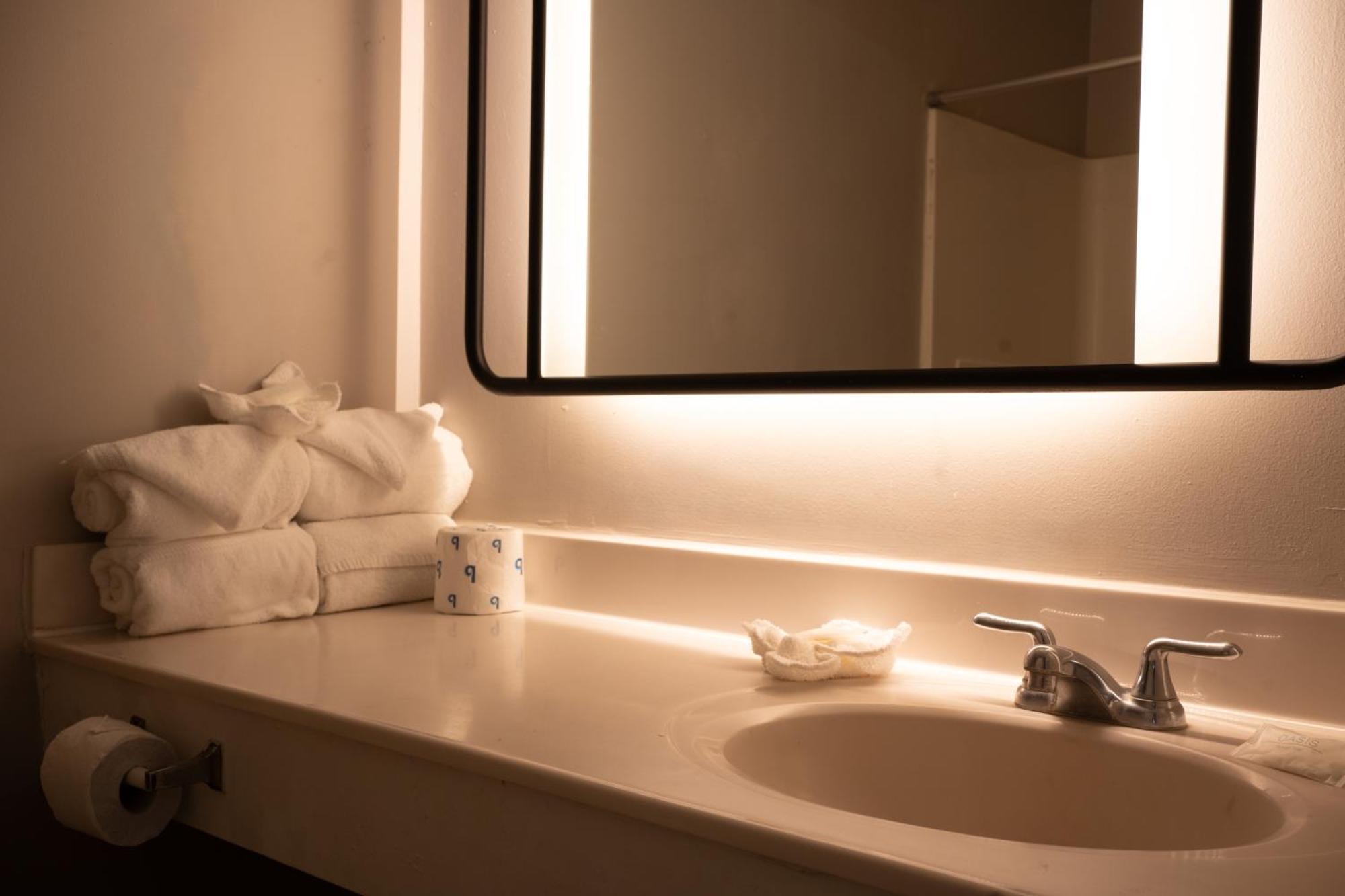 The Burgundy And Motel 2*